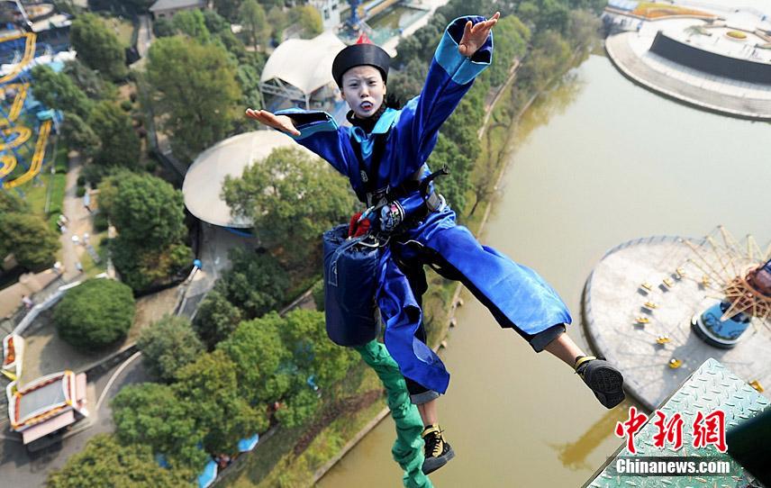 “Zombies” play bungee jumping in Changsha park