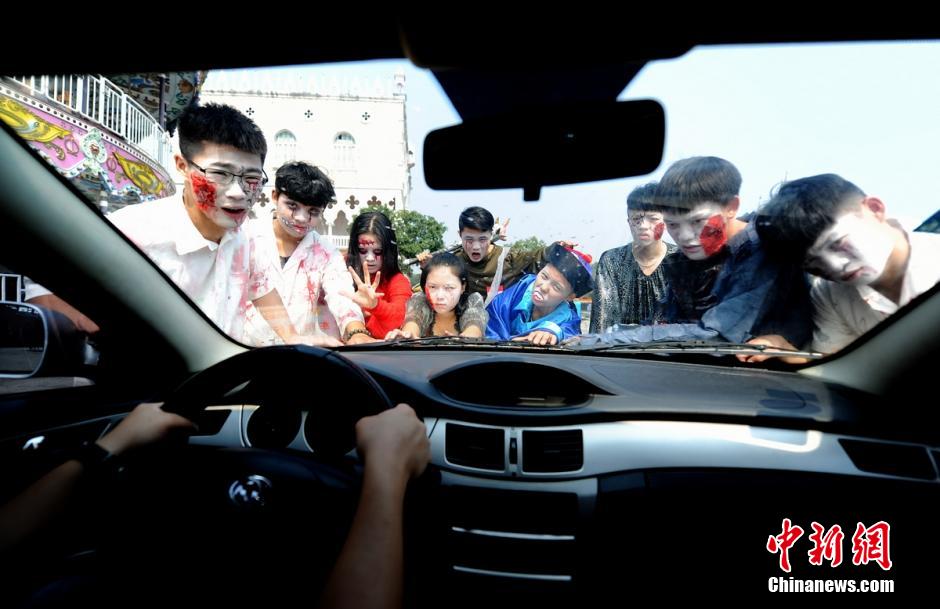 “Zombies” play bungee jumping in Changsha park