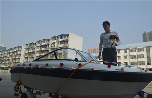 Man “rides” yacht to propose to a girl