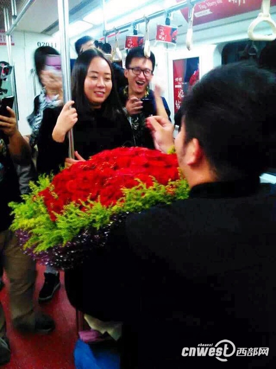 Man decorates subway carriage for marriage proposal in Xi'an