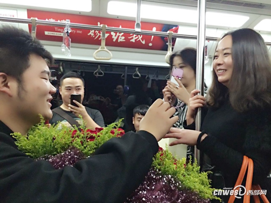 Man decorates subway carriage for marriage proposal in Xi'an