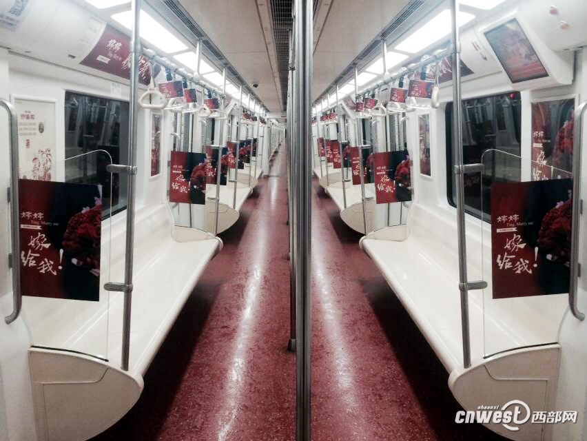 Man decorates subway carriage for marriage proposal in Xi'an