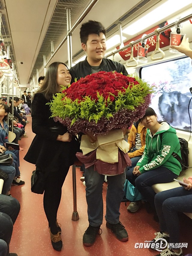 Man decorates subway carriage for marriage proposal in Xi'an