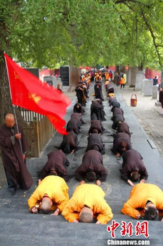 Hundreds of Buddhists participate in pilgrimage to Shaolin Temple