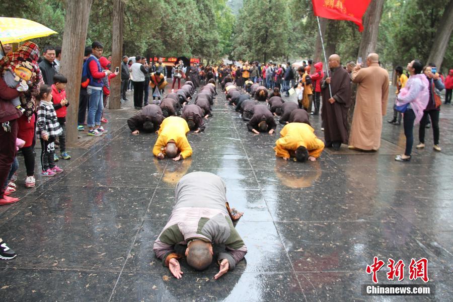 Hundreds of Buddhists participate in pilgrimage to Shaolin Temple