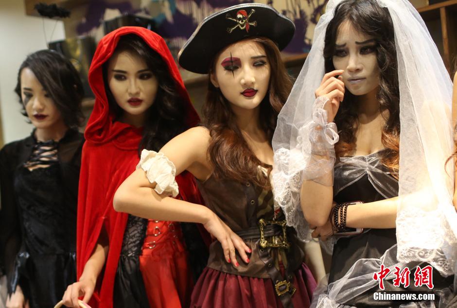 Beauties in costumes welcome Halloween in Nanjing