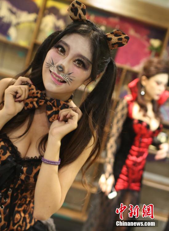 Beauties in costumes welcome Halloween in Nanjing