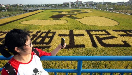 Gigantic Mickey Mouse celebrates the arrival of Shanghai Disneyland Park 