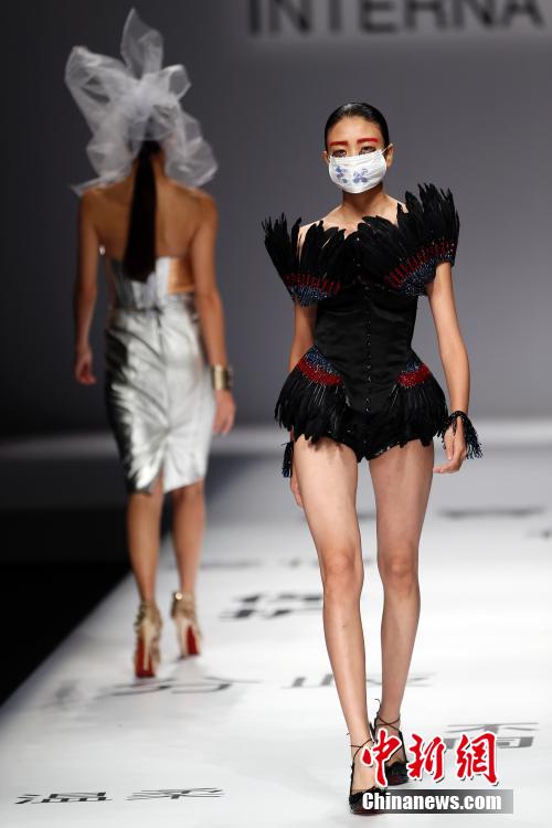 Creative works shown in Beijing Fashion Week 