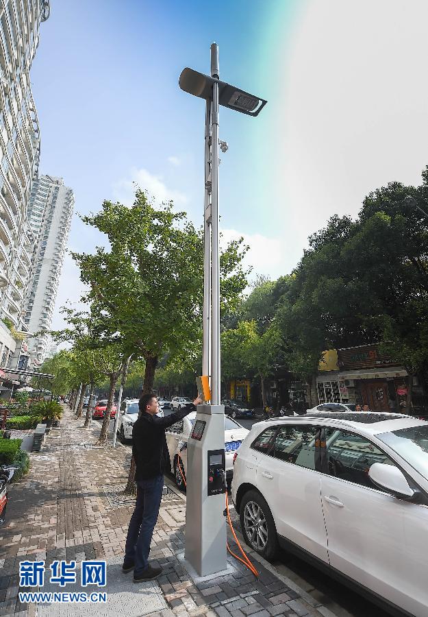 'Smart light pole' debuts in Shanghai
