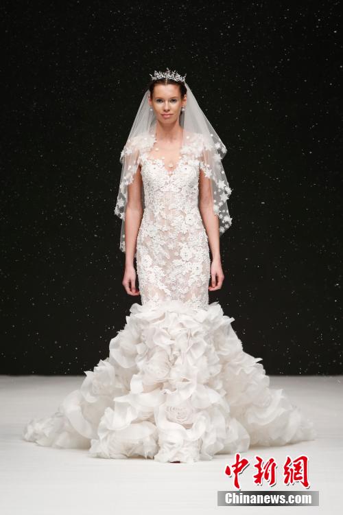 Wedding gown show at China Fashion Week