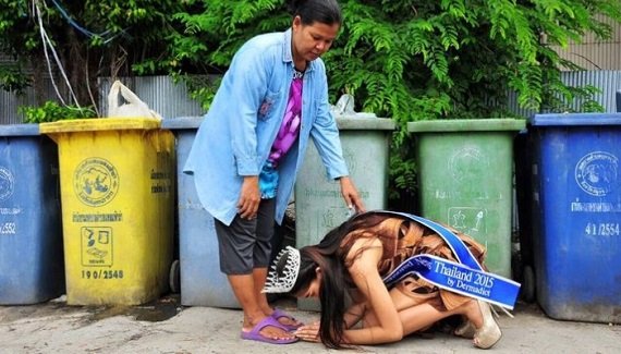 Thai Beauty Queen Kneels Down to Thank Her Impoverished Mother