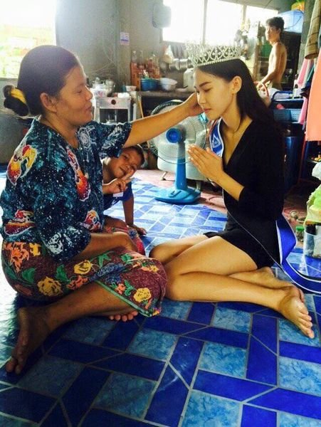Thai Beauty Queen Kneels Down to Thank Her Impoverished Mother