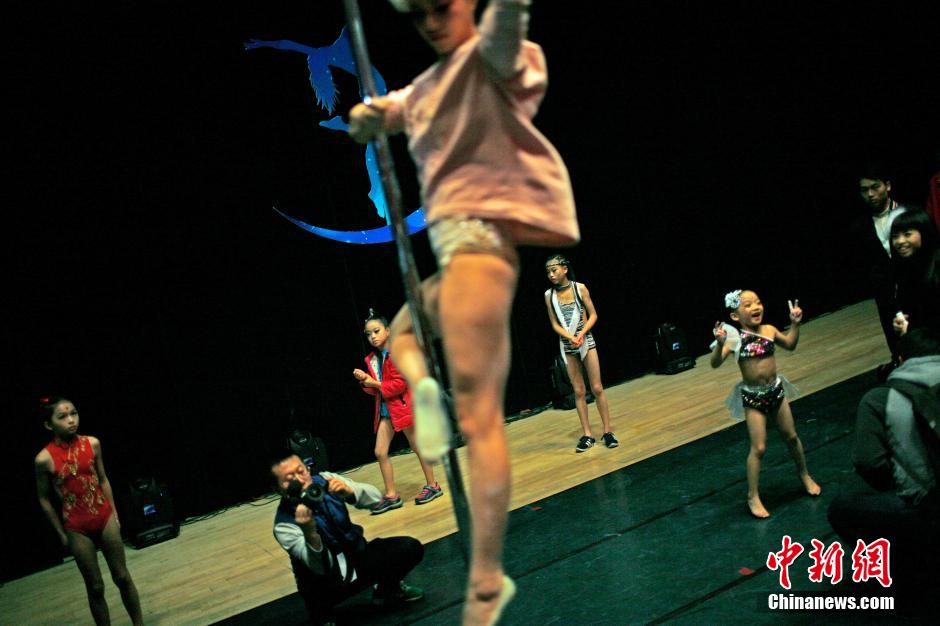 6-year-old girl competes in Pole Dancing Championship