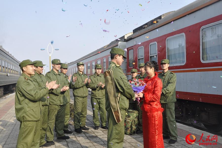 Shotgun wedding held for soldier on train station platform