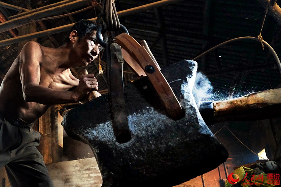 Traditional way of extracting oil in Anhui