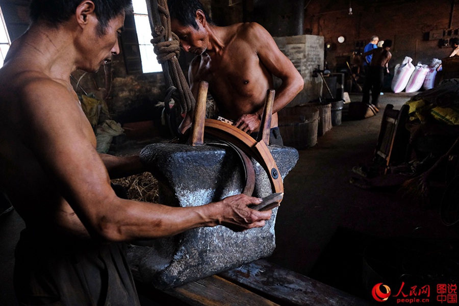 Traditional way of extracting oil in Anhui