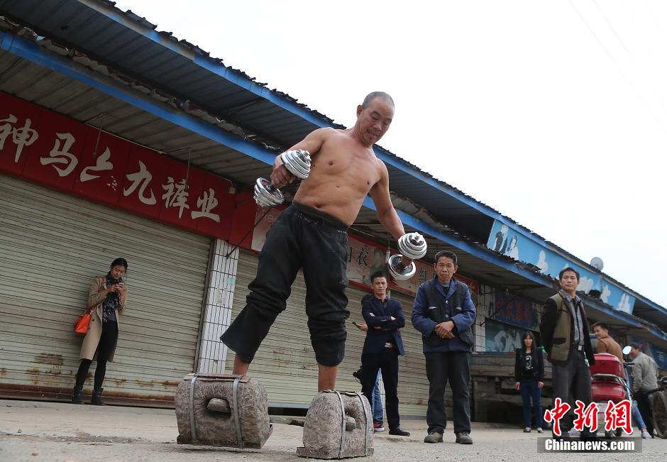 Man walks with 50 kg stone padlocks every day for 30 years