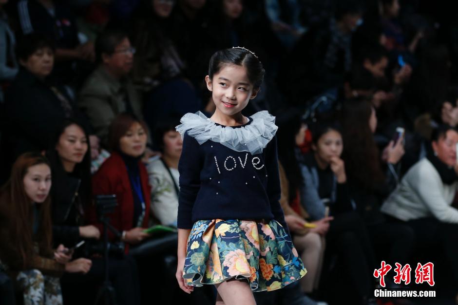 Little models in China's Fashion Week