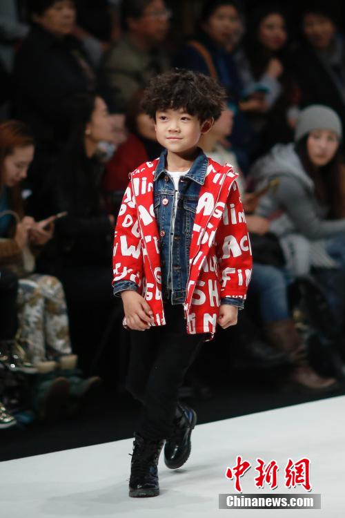 Little models in China's Fashion Week