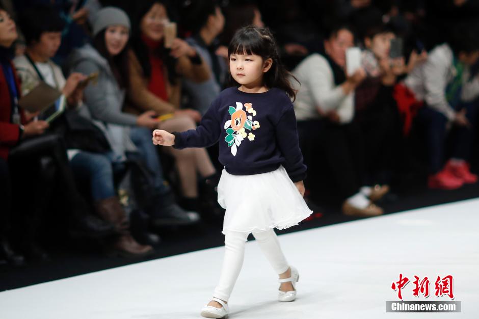 Little models in China's Fashion Week