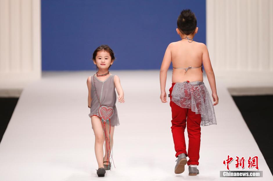 Little models in China's Fashion Week