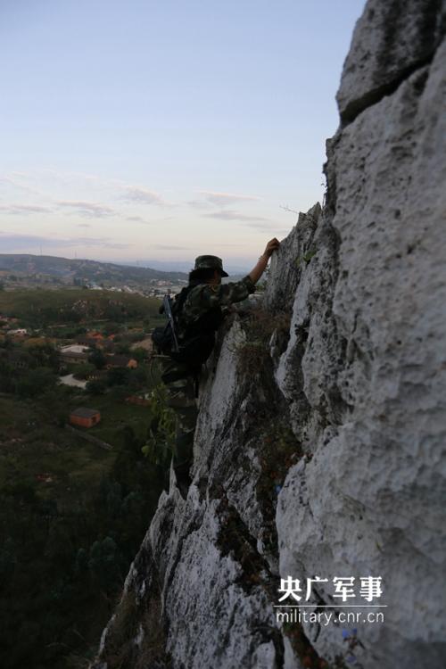 Female soldier of armed police force climbs cliff barehanded