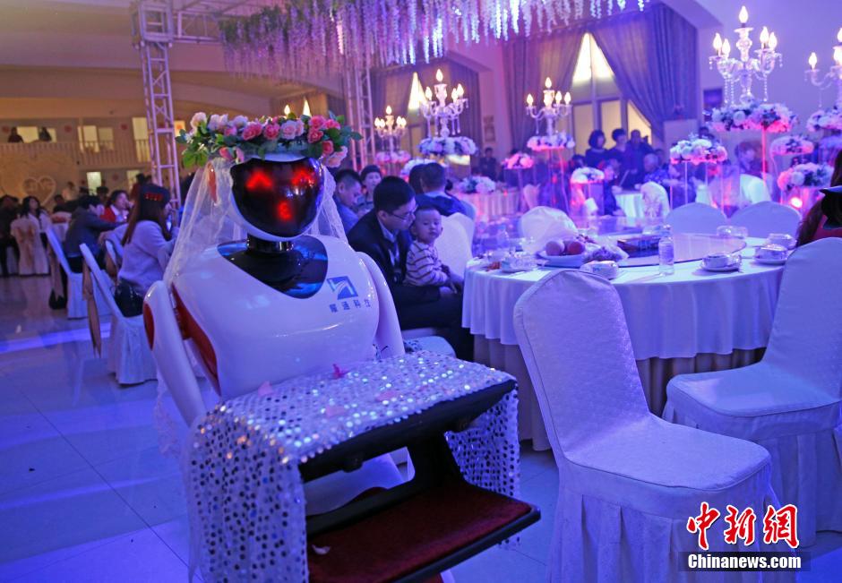 Robot serves as bridesmaid in wedding in N China