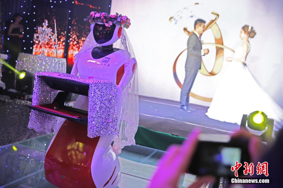 Robot serves as bridesmaid in wedding in N China