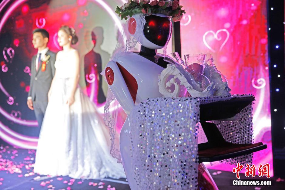 Robot serves as bridesmaid in wedding in N China