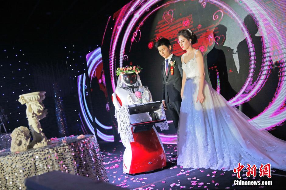 Robot serves as bridesmaid in wedding in N China