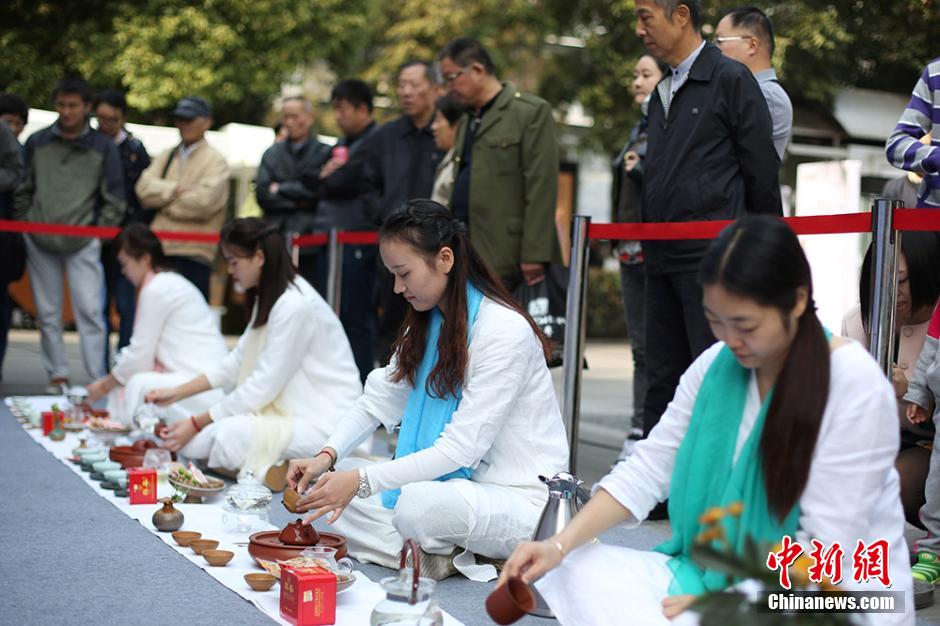 Beautiful tea specialists perform in Tea Culture Week