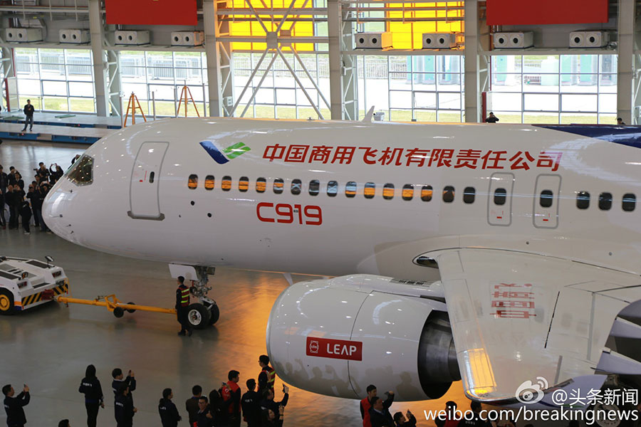 Выкатка китайского пассажирского самолета С919 