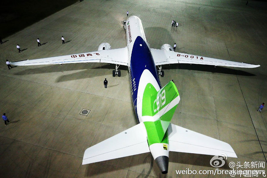 Выкатка китайского пассажирского самолета С919 