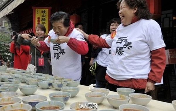 Competitive eater eats up 43 bowls of minced noodles in one minute
