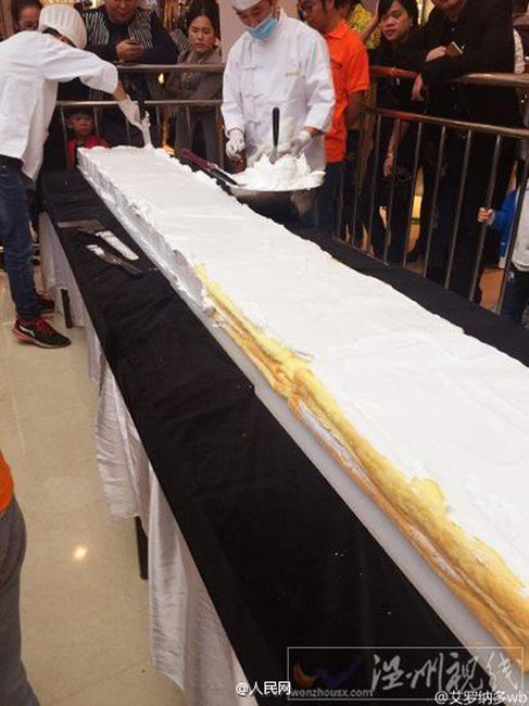 25-meter-long cake made in Wenzhou
