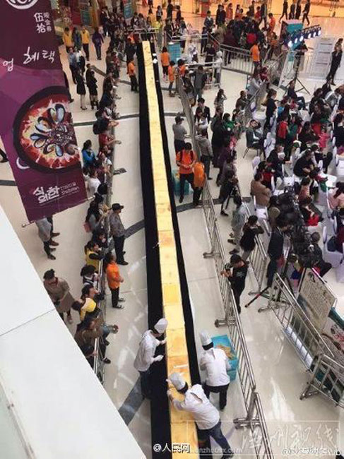 25-meter-long cake made in Wenzhou
