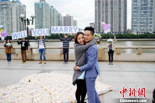 Guangzhou man uses diapers to propose to pregnant girlfriend