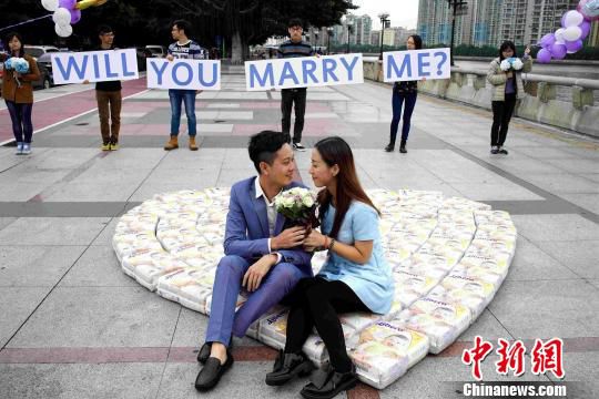 Guangzhou man uses diapers to propose to pregnant girlfriend