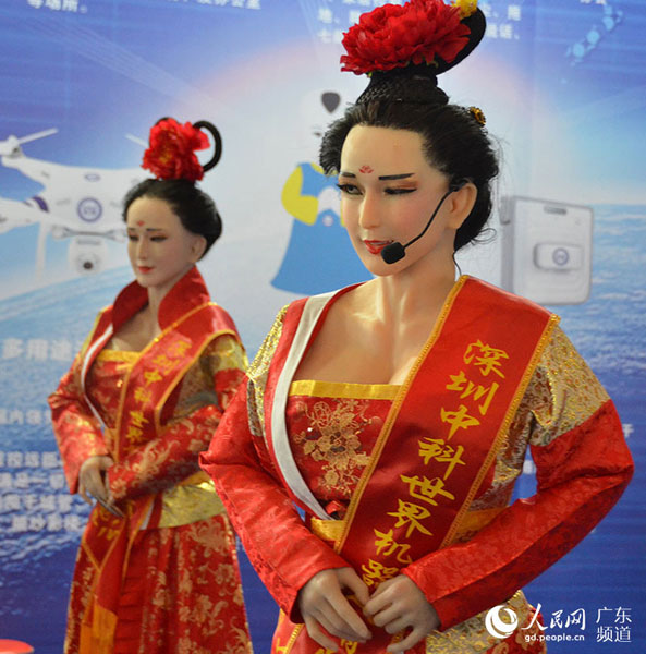 Robot beauties shining at Huizhou Cloud Computing Technology Exposition 
