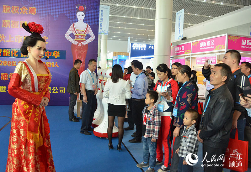 Robot beauties shining at Huizhou Cloud Computing Technology Exposition 
