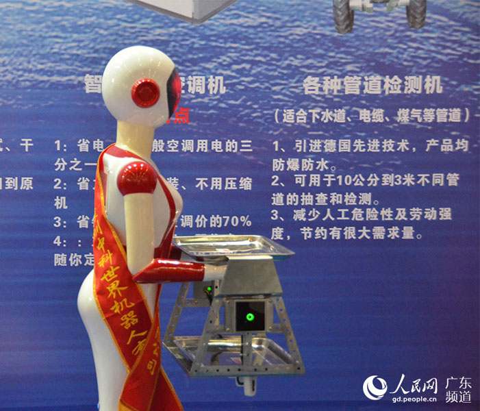 Robot beauties shining at Huizhou Cloud Computing Technology Exposition 
