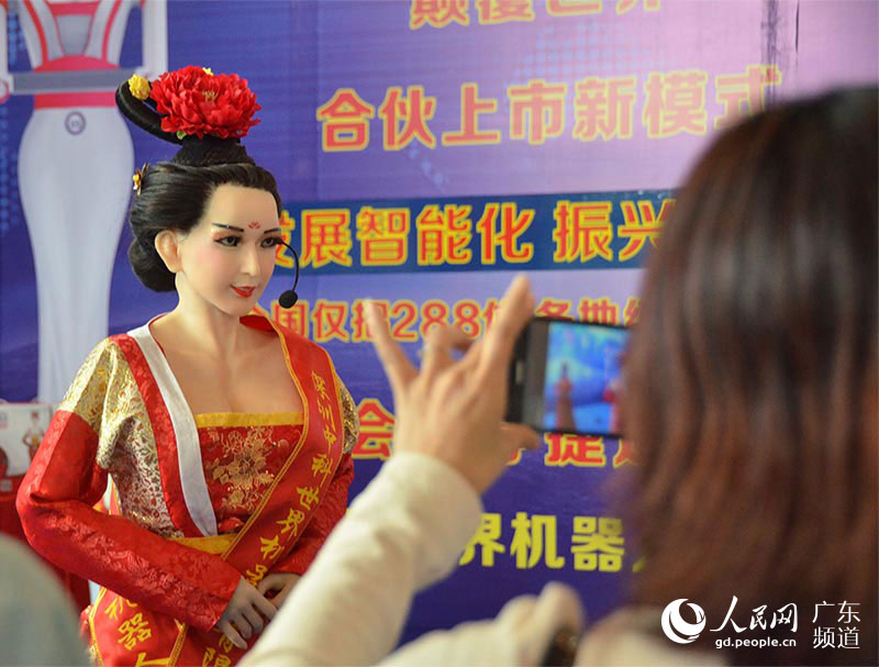 Robot beauties shining at Huizhou Cloud Computing Technology Exposition 
