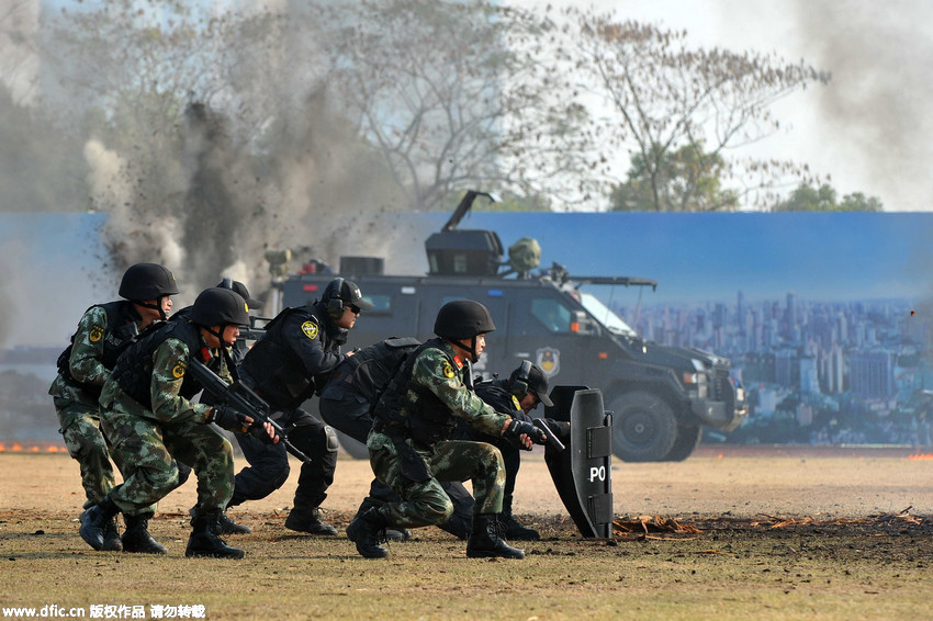 Nanjing public security forces conduct actual combat drill