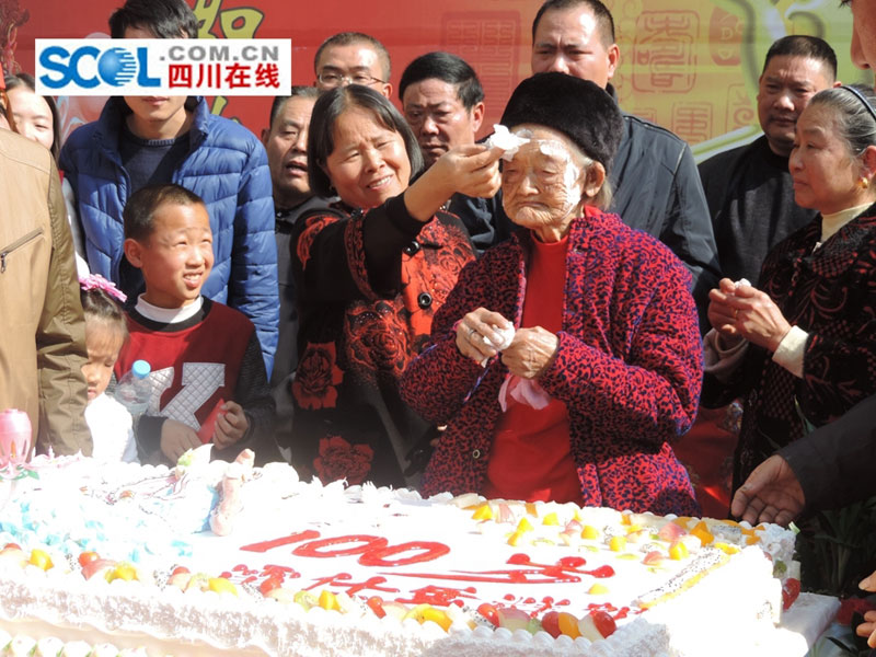 Centenarian celebrates birthday with giant cake 

