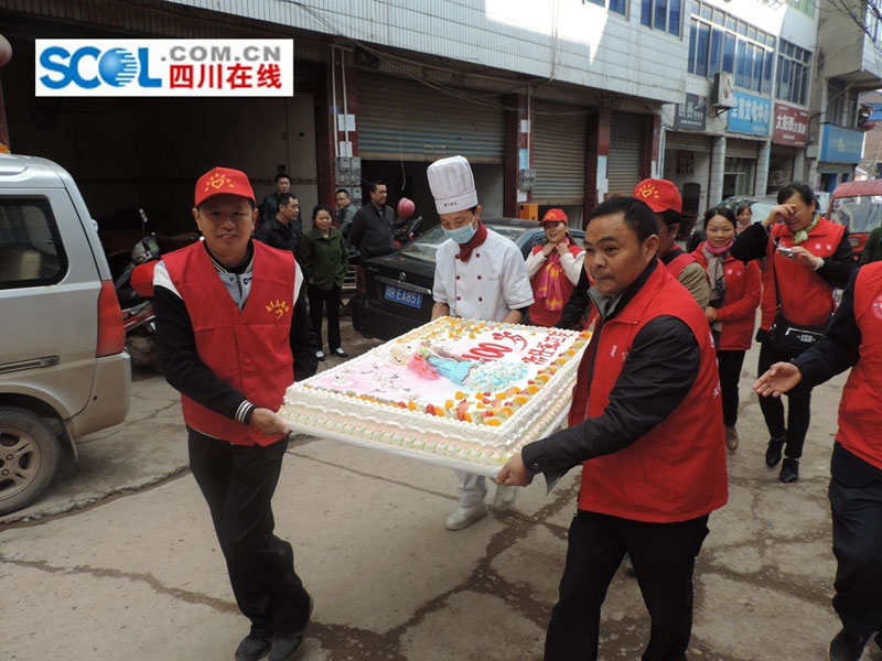 Centenarian celebrates birthday with giant cake 
