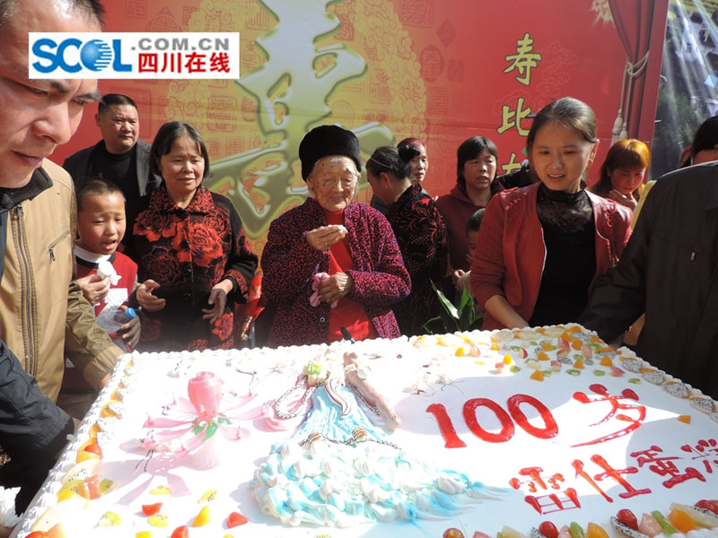 Centenarian celebrates birthday with giant cake 

