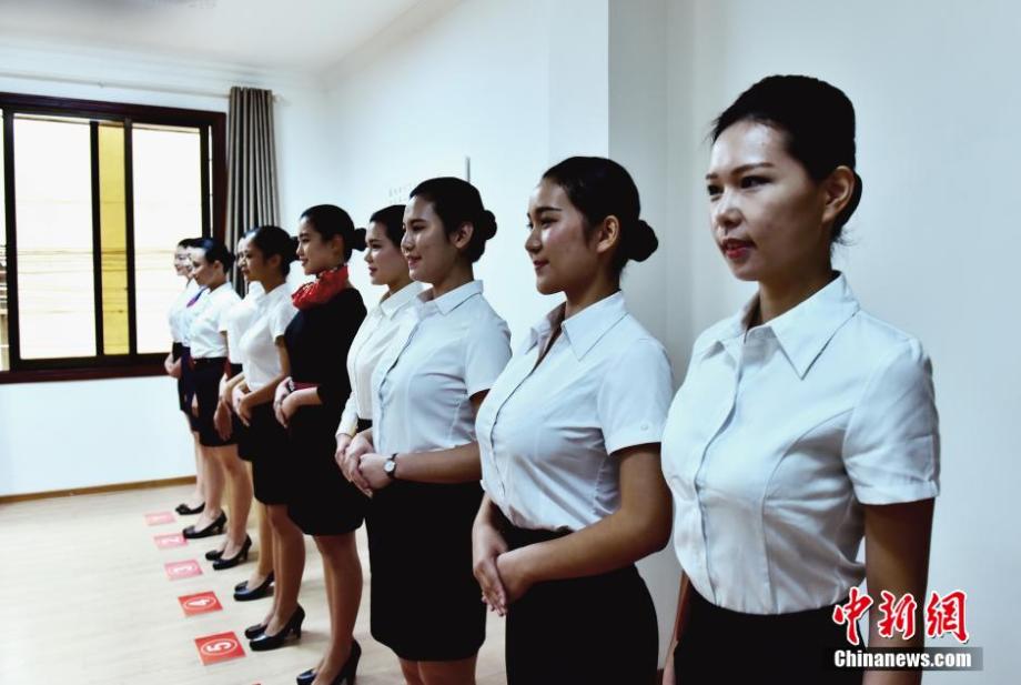 1,000 flight attendant applicants take part in job fair 