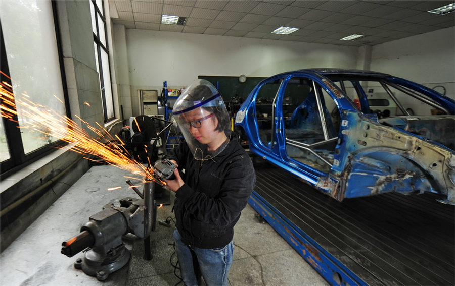 Post-90s girls assemble racing car