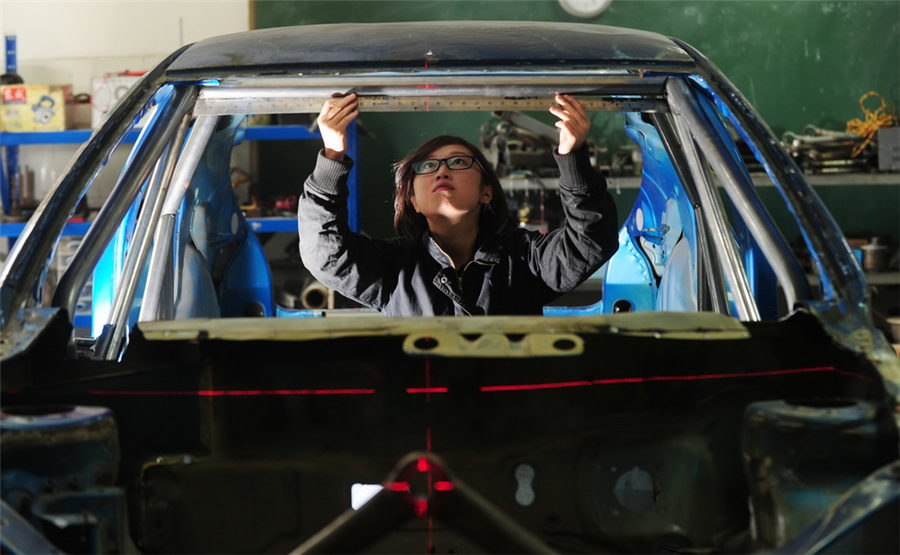 Post-90s girls assemble racing car